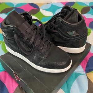 Kids Jordan Retro 1 High Top Size 5Y